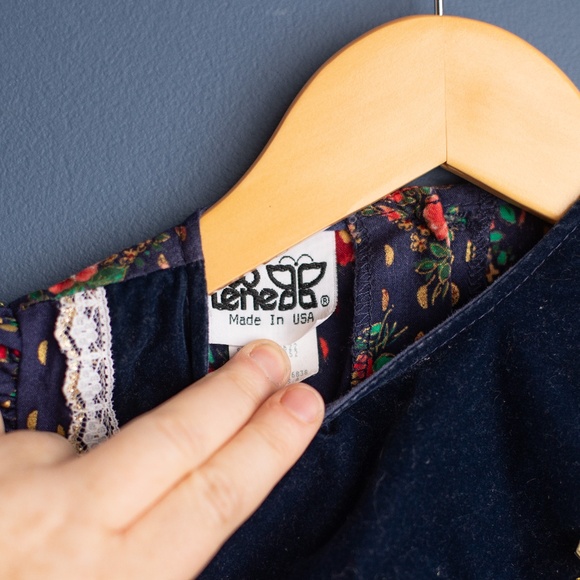 2/$20- VINTAGE Holiday floral dress - Picture 3 of 4